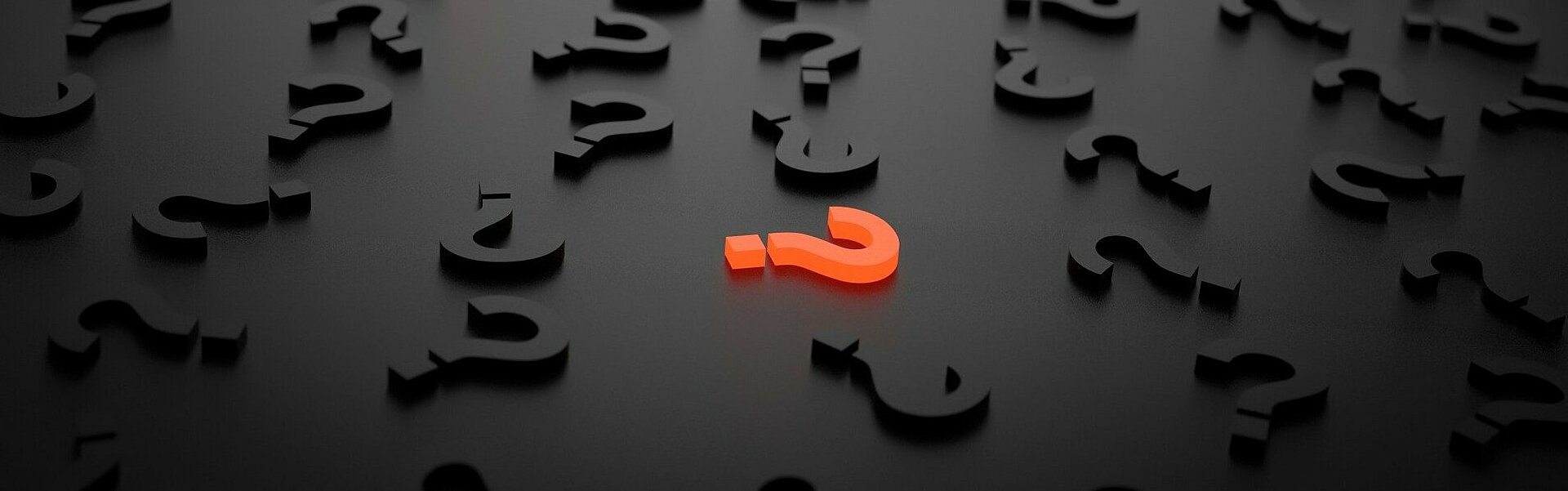 Oranges Fragezeichen inmitten schwarzer 3D-Buchstaben auf schwarzem Untergrund | Foto question-mark-1872665 auf pixabay.com